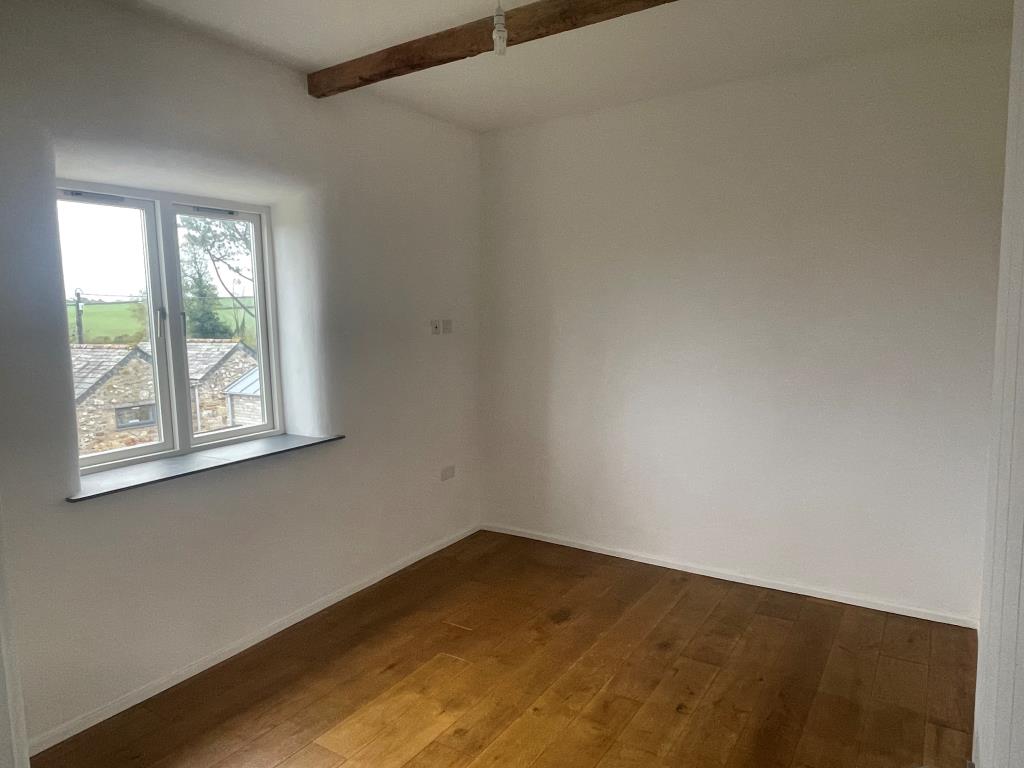 Lot: 60 - THREE-BEDROOM BARN CONVERSION - First floor bedroom